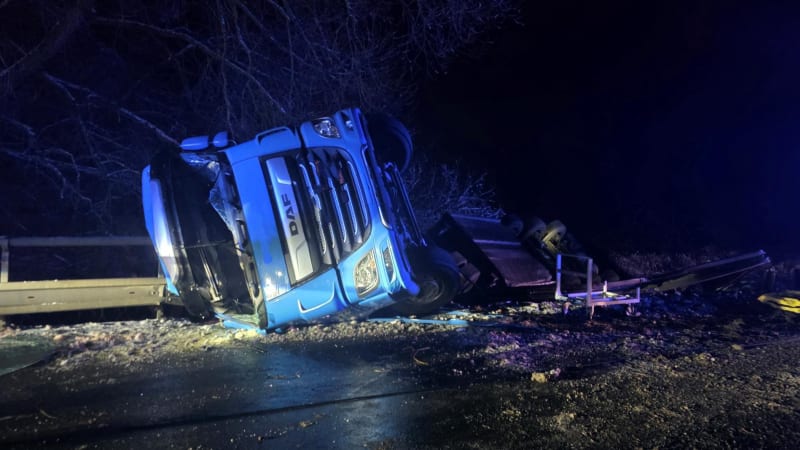 ON-LINE: Nehody, zrušené spoje, stojící dálnice. Sněhová kalamita ochromila dopravu