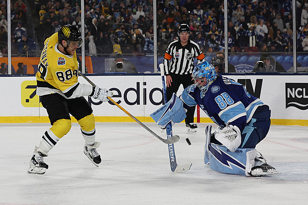 To je snad vtip? Pastrňák se radoval z gólu, rozhodčí ho ale místo oslav vyloučil