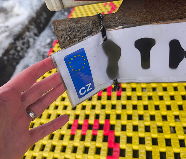 Značky z kartonu i nebezpečně dlouhý náklad, policisté se nestačili divit