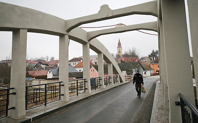 Secesní most je opravený, chodník se však na něj nevešel. Vznikl kvůli tomu spor