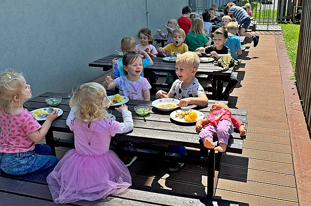 Zájem o školní obědy zadarmo sílí, přidávají se i školky