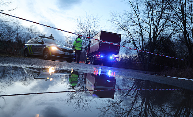 Strmé srázy a hloubka, na Dalešické přehradě dál hledají zmizelého potápěče