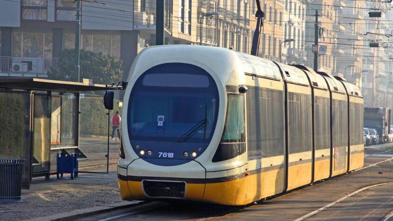 Vykolejená tramvaj v Miláně: Zemřel jeden cestující, desítky lidí utrpěly zranění