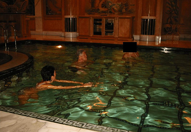 „Vybavený jako kůň.“ Clinton udržoval s Epsteinovou partnerkou blízké vztahy