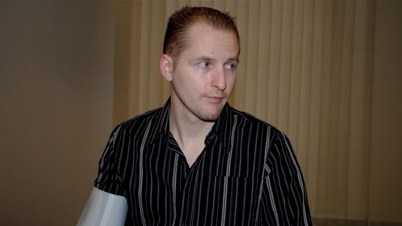 Zpřerážet kolena a žít z jeho milionů. Český gangster chtěl z přítele mrzáka, zastavil ho agent