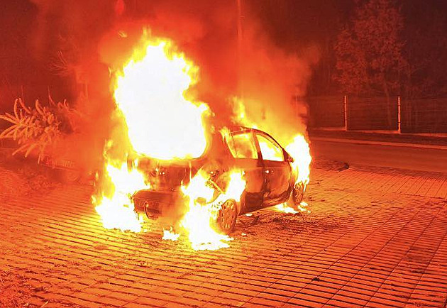 Žhář utíká a auto pohlcují plameny. Video ukazuje, jak shořel zastupitelův vůz