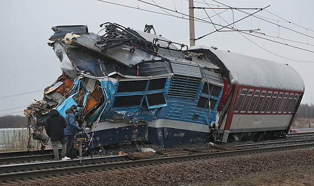 Tragické srážce rychlíku s tahačem v Lutyni předcházela řada chyb, řekla inspekce
