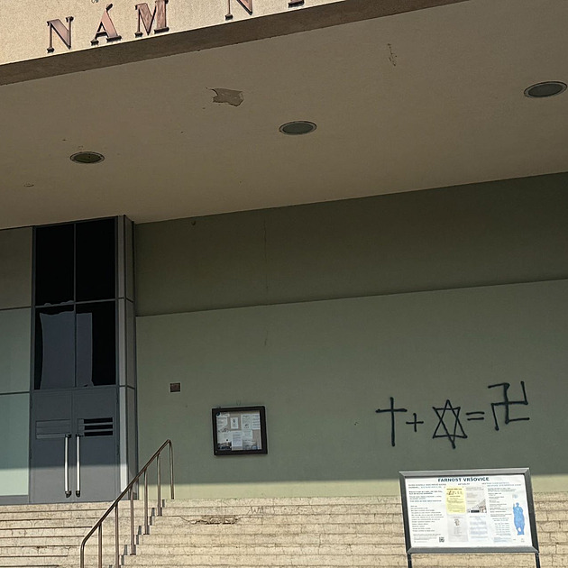 Kříž, hvězda a svastika. Protináboženskou čmáranici na kostele řeší policisté