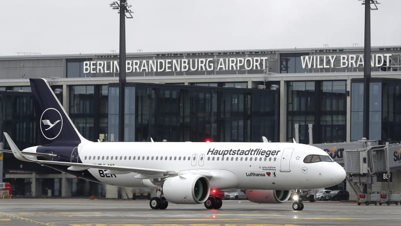 Létající objekt přerušil provoz berlínského letiště, cestující musejí počítat se zpožděním