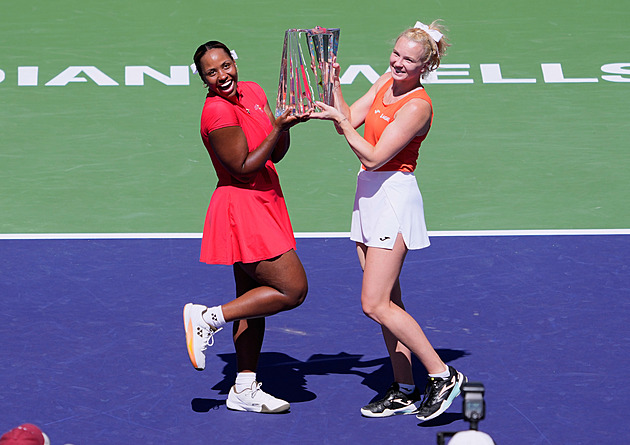 Siniaková vybojovala další deblovou trofej! Medveděv překvapivě zastavil Alcaraze