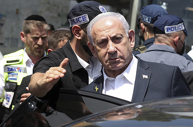 Mobil izraelského premiéra Netanjahua „zdobí“ nálepka. Má svůj důvod