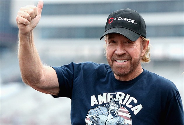 Plaché dítě, pak drsňák v banálních filmech. Chuck Norris si přál jiný odkaz než vtipy