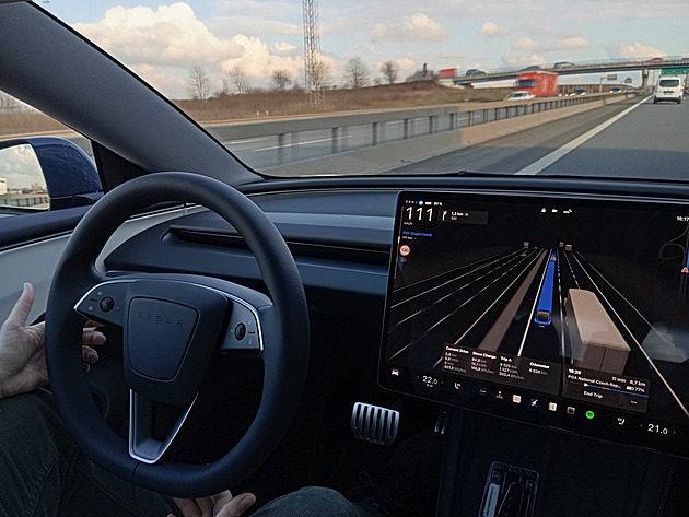 Svezli jsme se s teslou, která řídí sama. Dost se ale loudá