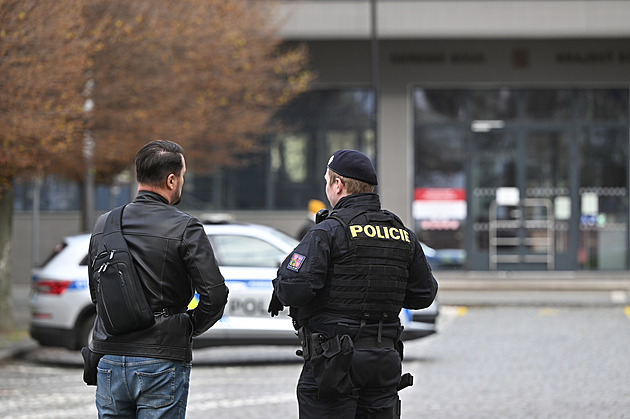 Pátý obviněný z útoku v Pardubicích jde do vazby, dorazily jeho podporovatelky