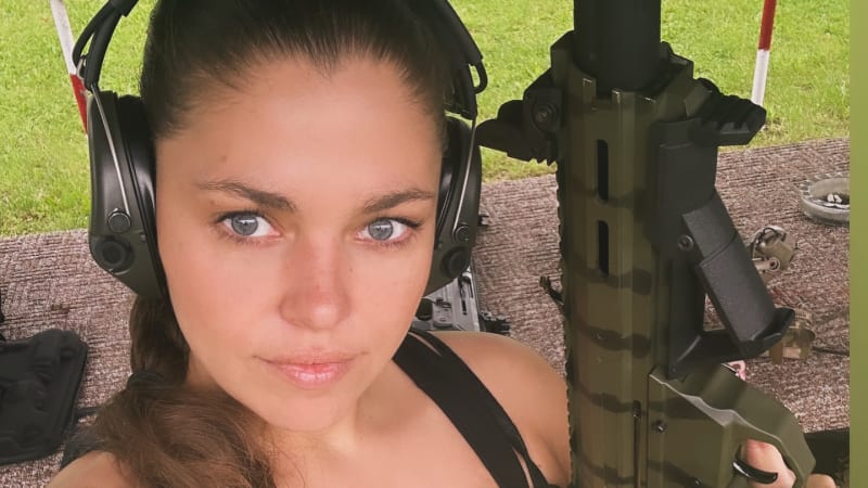 Hvězdu Zrádců trápí po propuštění z vězení otec její dcery. Zveřejnila ironické video