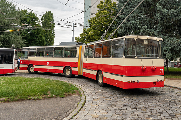 Československo-jugoslávské trolejbusy byly první kloubové v našich městech
