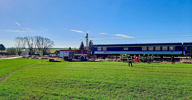 Jižní expres smetl auto, které mu vjelo do cesty. Koridor do Rakouska stojí