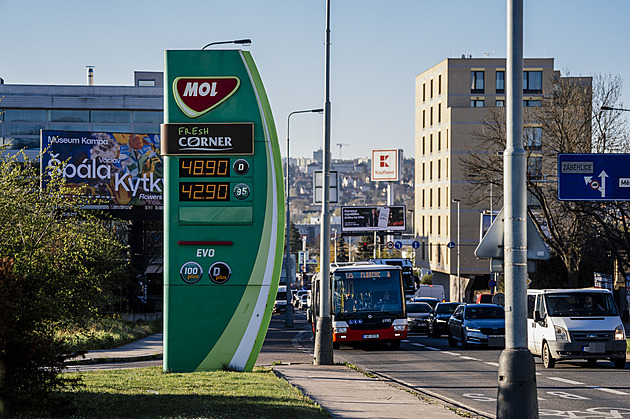 První den zastropovaných cen. Podívejte se, za kolik je u pump benzin a nafta