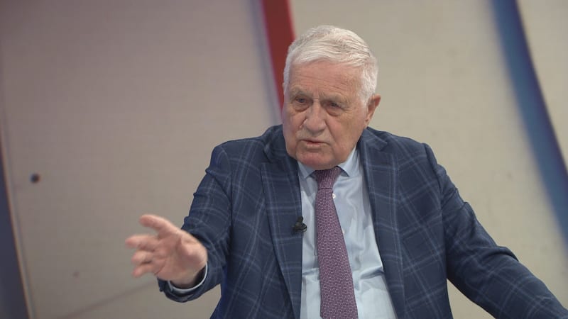 Klaus: Pavel nemá žádný nárok jet na summit NATO. Vláda nemůže jen sklapnout podpatky