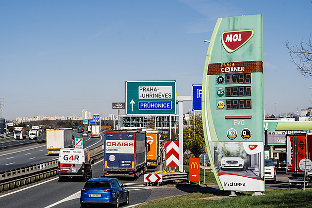 KALKULAČKA: Jak daleko se vyplatí zajet si pro levnější benzin