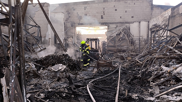 Hasiči dohašují vyhořelý areál na Semilsku. Vyšetřovatelé budou zjišťovat příčinu