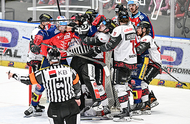 Sporné momenty z prodloužení Sparty a Pardubic. Měli sudí rozhodnout jinak?