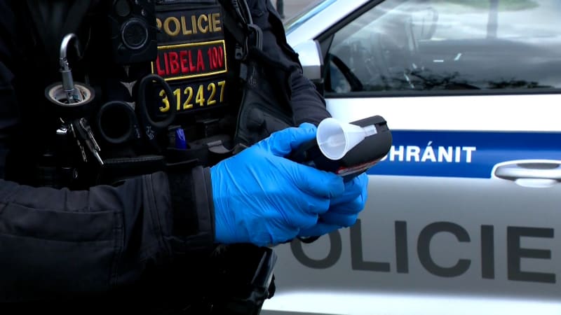 Opilý chlapec z Plzně zavolal na matku strážníky. Přišlo mu, že je víc pod vlivem než on