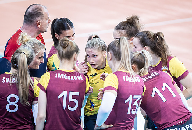 Sezonu začala o berlích, teď Kolářová vede Liberec a před finále se hecuje s bratrem