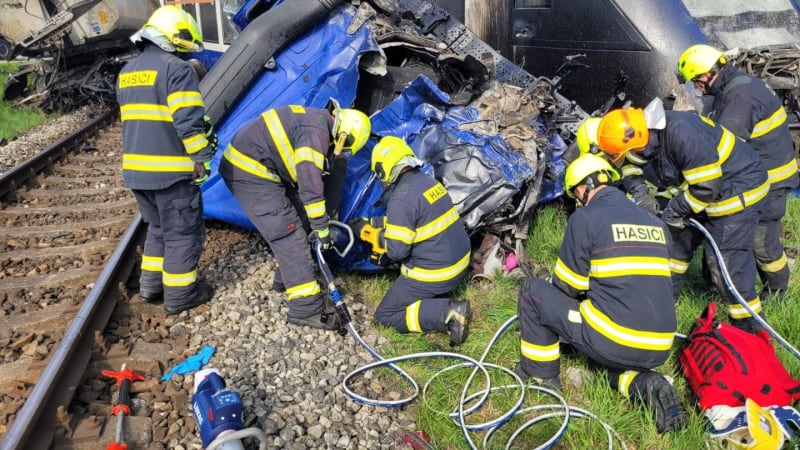 Tragický střet vlaku s náklaďákem na Slovensku: Na místě mrtvý a zranění