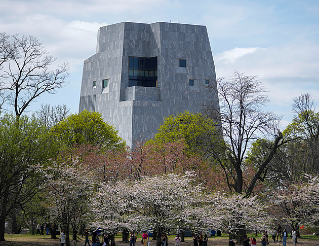 Obama konečně otevře svou knihovnu, pyšní se řadou „nej“ i hřištěm na basket