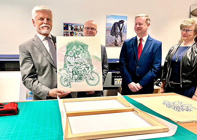 Studenti překvapili prezidenta Pavla obrazem, čeká ho i návštěva výsadkářů