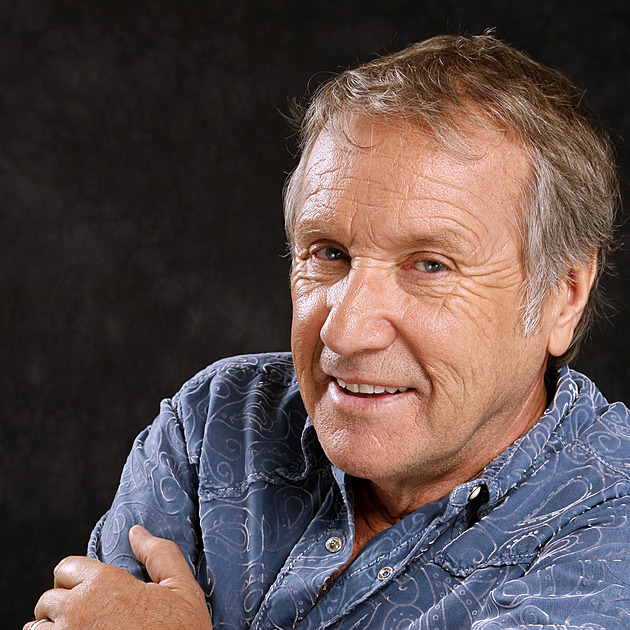 Komisař Moulin šokoval krutostí, soud dal seriálu zákaz. Z Réniera ale udělal legendu