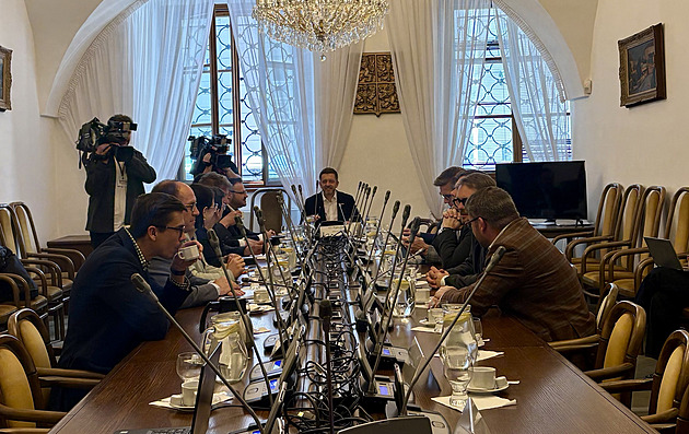 Opozice jednala s šéfy ČT a ČRo, Klempíř chyběl. Srabáctví, vzkázal mu Rakušan