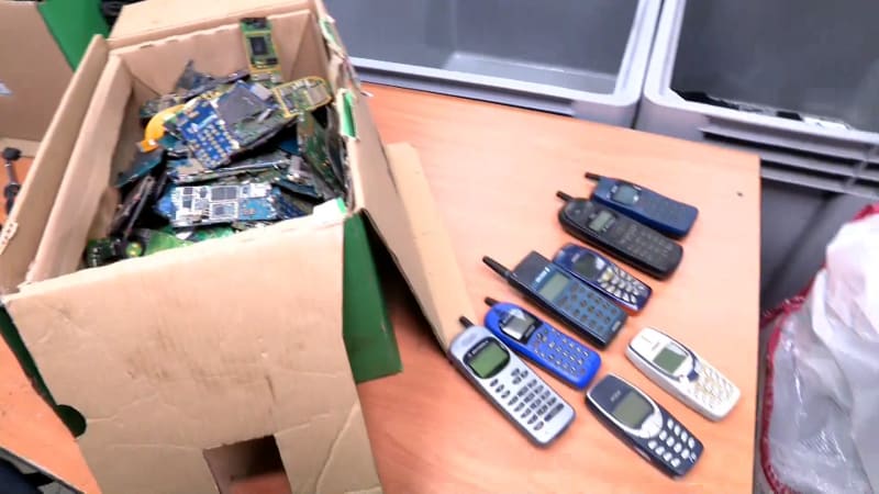 Staré mobily v šuplíku? Češi jich doma mají za miliardu. Experti upozorňují na zásadní chybu