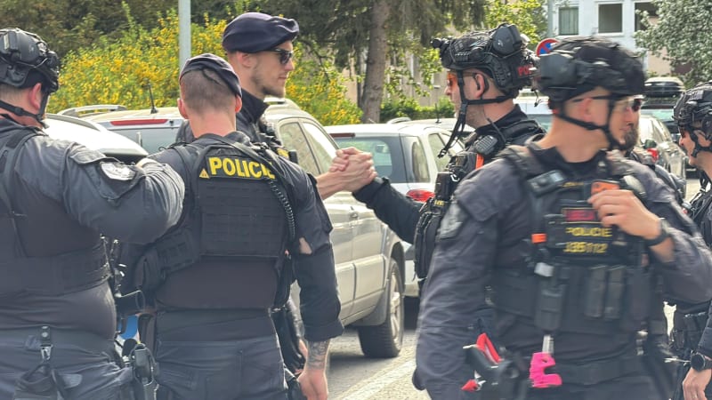 Střelba v Praze: Muž na Žižkově z okna pálil po lidech v parku, policisté tasili samopaly