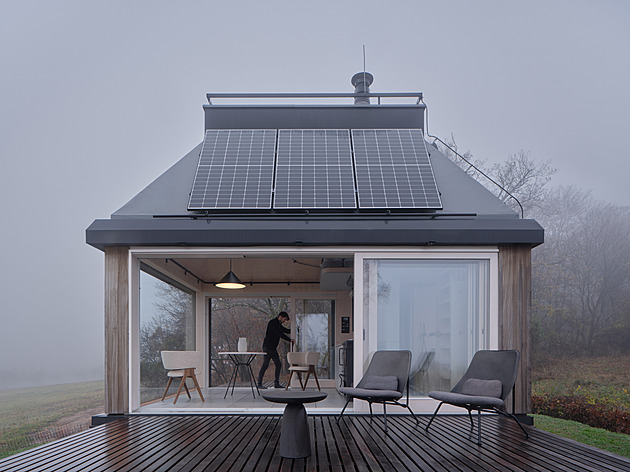 Naprostá svoboda bez účtů. Soběstačná chata funguje bez inženýrských sítí