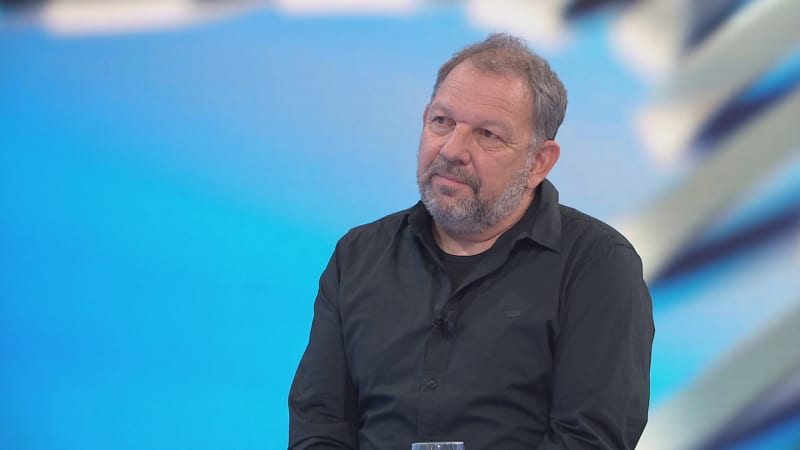Stát klame veřejnost, řekl Šnobr k financování energetiky. U spropitného ale vládu pochválil
