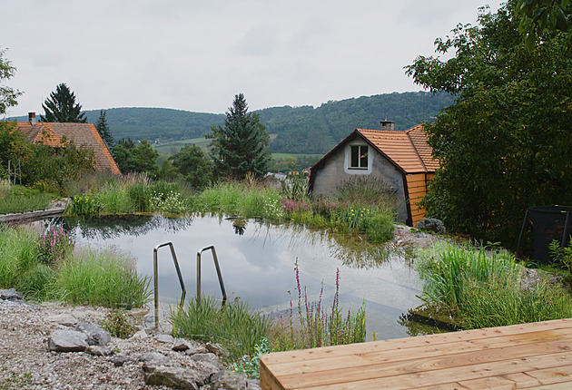 Čtyři rodiny na jednu zahradu s jezerem. S Lefflerem dokázali, že to funguje