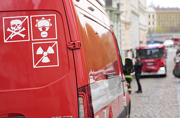 V kabinetu školy unikly chemikálie, hasiči budovu evakuovali