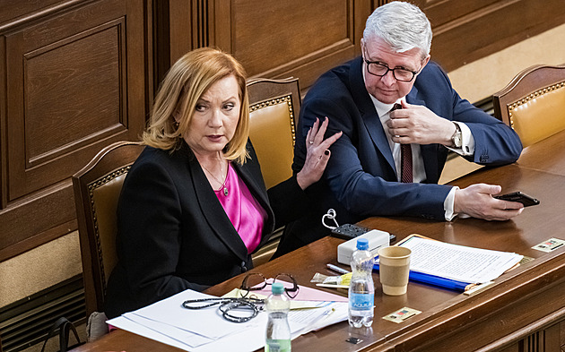Poslanci řeší rozpočtovou novelu. Smrtící elixír, varuje Kupka a hrozí stížností