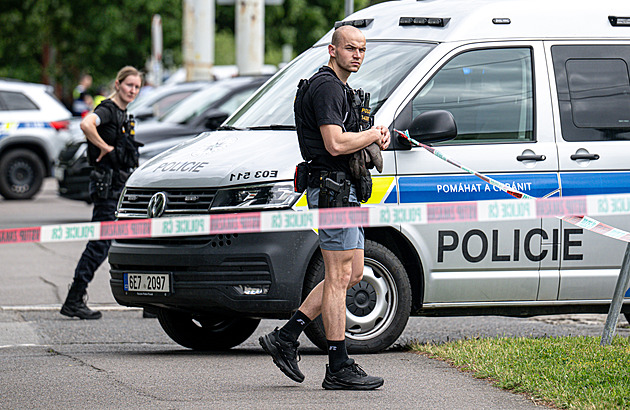 Mladík před školou v Pardubicích vážně pobodal dívku. Kvůli rozchodu, říká se
