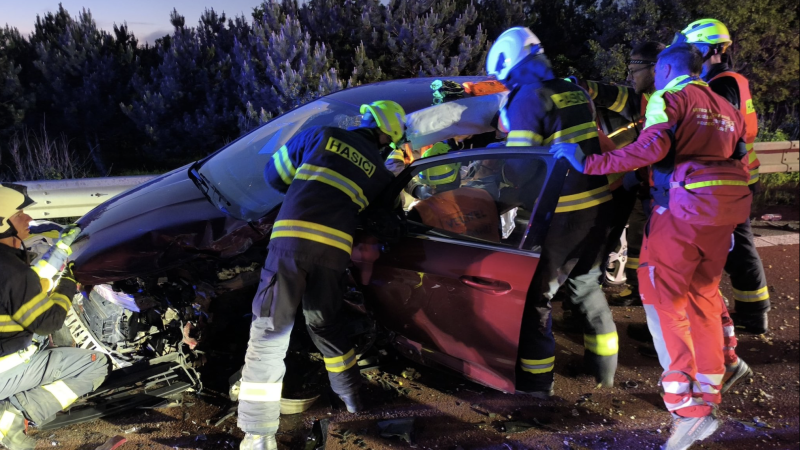 Vážná nehoda u Hradce: Sjezd z D11 po nehodě tří aut stojí, na místě jsou ranění