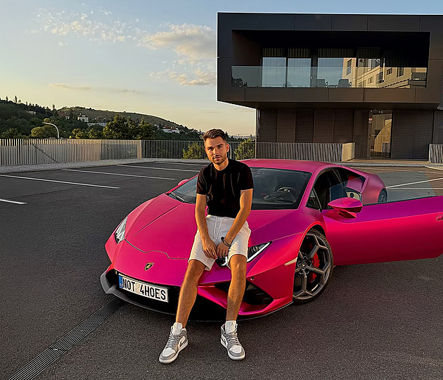 Život hogo fogo a obchod se ženami. Proč influencer Kajumi skončil ve vazbě