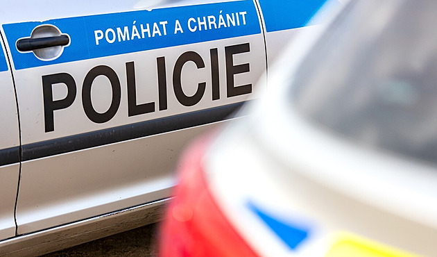 Mladík útočil na babičku kvůli penězům. Žena přišla o zub, má zlomenou ruku