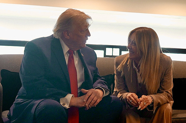 Kdo lže? Trump se s Meloniovou stále pře o společnou fotku, kamarádit se už nechce