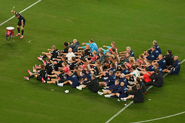 MS ve fotbale 2026 ONLINE: Norové slavili jako Vikingové, španělský trénink přerušila bouřka