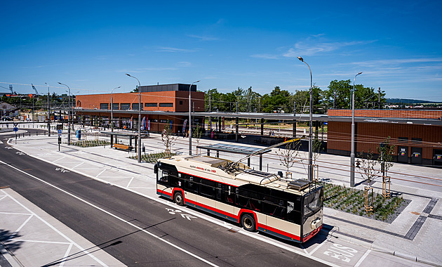 Jihlava otevřela moderní terminál, z centra města odvede tisíce aut denně