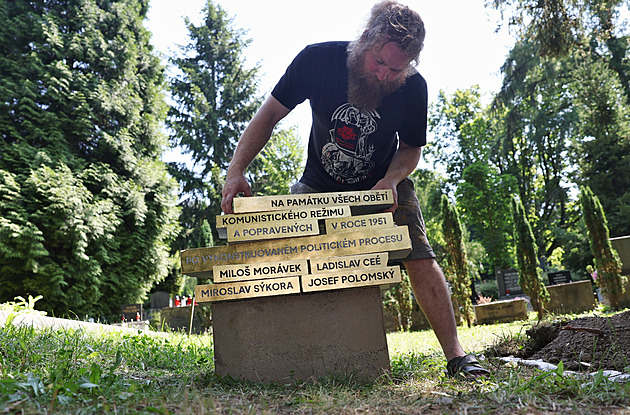 Pocta čtyřem odbojářům. V Ostravě vznikl pomník obětem komunistických poprav