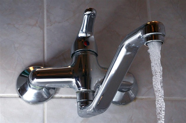 Kvůli havárii jsou tisíce lidí z Veleslavína bez pitné vody, zásobují je cisterny