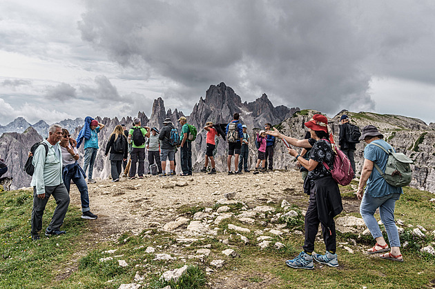 Dolomity praskají ve švech. Turisté čekají ve frontách kvůli jediné fotce